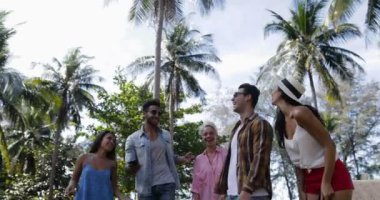 İnsanlar iletişim kullanım hücre akıllı konuşmaya grup palmiye ağaçları, mutlu gülümseyen Mix yarış adam ve kadın arkadaşlar altında açık havada telefonları