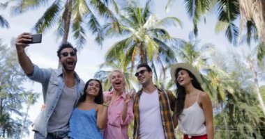 İnsanlar grup palmiye ağaçları, mutlu gülümseyen Mix yarış adam ve kadın iletişim altında açık havada akıllı cep telefonuyla Selfie fotoğraf çekmek