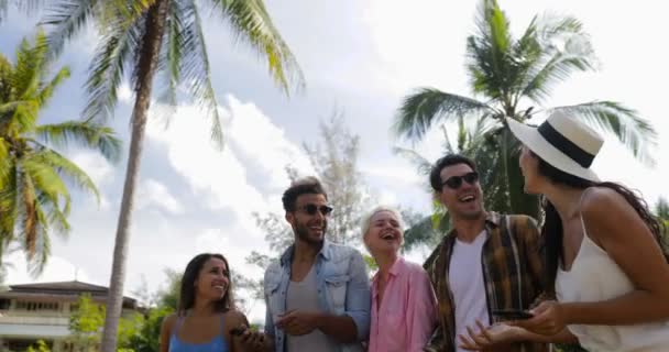 Grupo de pessoas falando comunicação usar celulares telefones inteligentes ao ar livre sob palmeiras, feliz sorrindo misturar raça homem e mulher amigos — Vídeo de Stock