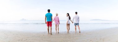 Gençler grup Beach yaz tatili, Seaside geri yürüme arkadaşları görünümü arka