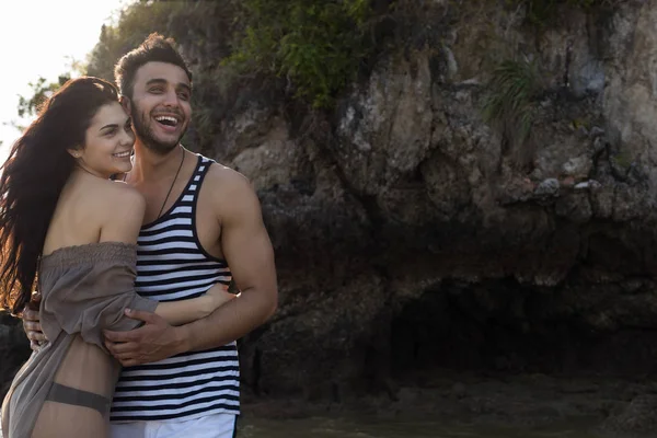 Para na plaży Rock letnie wakacje, piękne młode szczęśliwy uśmiech ludzi w miłości, mężczyzna i Kobieta, trzymając się za ręce — Zdjęcie stockowe