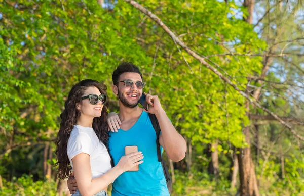 Ζευγάρι αγκαλιάζει τροπικό πράσινο δάσος καλοκαιρινές διακοπές, όμορφη νέους στην αγάπη, άντρας γυναίκα ευτυχισμένη χαμόγελο — Φωτογραφία Αρχείου