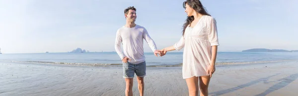Casal em férias de verão na praia, belas jovens felizes no amor andando, homem mulher sorrir segurando as mãos — Fotografia de Stock