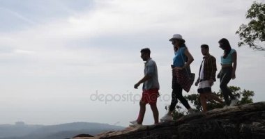 Dağ üst beklemeye yükseltilmiş eller zevk özgürlüğü mutlu erkek ve kadın manzara manzarası sabah arayan turist grup