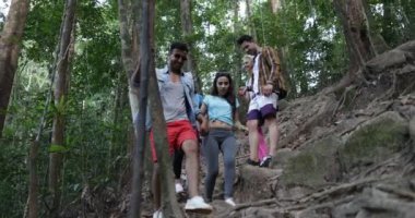 Aşağı tepe yürüyüş, yürüyüş yapan takım yürüyen turist Mix yarış grup keşfetmek orman yolu birlikte çeşitli kişi Trekking