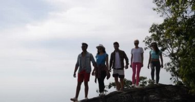 Dağın tepesinde mutlu insanlar grubu kaldırsın güzel manzara birlikte turist zevk erkekler ve kadınlar