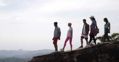 Grup insanların tutun kaldırdı dağın tepesinde ellerde özgürlüğü mutlu erkek ve kadın turist manzara manzarası seyir keyfini çıkarın