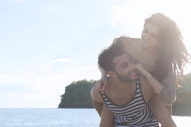 Çift Beach yaz tatili, adam kadın güzel genç mutlu adam ve kadın gülümseme taşımak