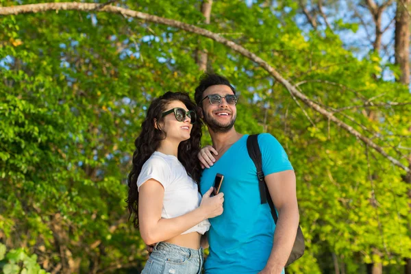 Casal abraçando tropical verde floresta férias de verão, belos jovens apaixonados, homem mulher feliz sorriso — Fotografia de Stock