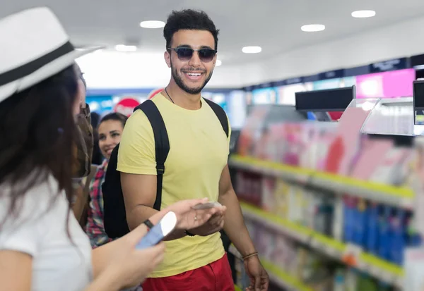 Giovane coppia nel supermercato scelta prodotti felice sorridente uomo e donna acquisto cosmetici — Foto Stock