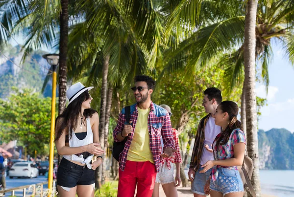 Giovani Gruppo Tropicale Spiaggia Palme Amici Passeggiate Parlando Vacanze Mare Vacanze estive — Foto Stock