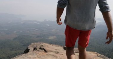 Dağ tepe zam eller erkek turist güzel Landspace arka arka manzaraya bakarak adam