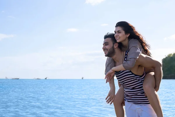 Παραλία Ζευγάρι καλοκαιρινές διακοπές, ο άνθρωπος φέρει όμορφη νεαρή γυναίκα ευτυχισμένος άνθρωπος και γυναίκα χαμόγελο — Φωτογραφία Αρχείου