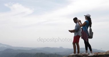 Dağın tepesinde cep telefonundan fotoğrafta peyzaj turist birkaç akıllı telefonları, genç adam ve kadın seyahat
