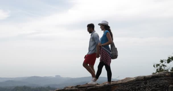 Paar wandelen op de berg Top Man en vrouw hand in hand te kijken naar de Skyline van het landschap In de ochtend toeristen reizen samen — Stockvideo