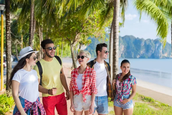 若い人々 グループ熱帯ビーチのヤシの木圏休日の海夏休みを歩いている友人 — ストック写真