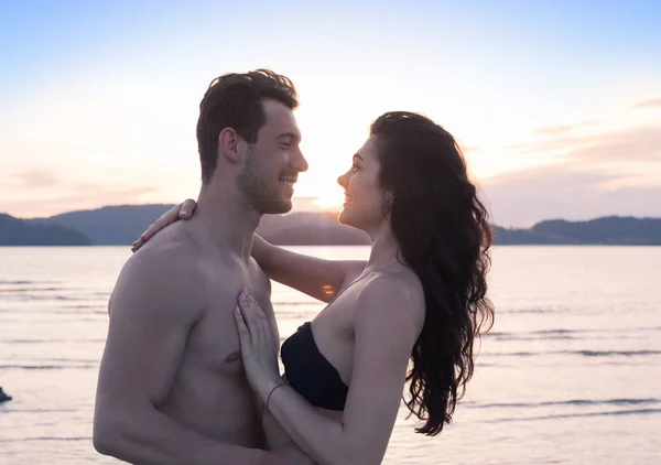 Pareja en vacaciones de verano de playa, hermosa gente feliz joven enamorada, hombre y mujer sonríen —  Fotos de Stock