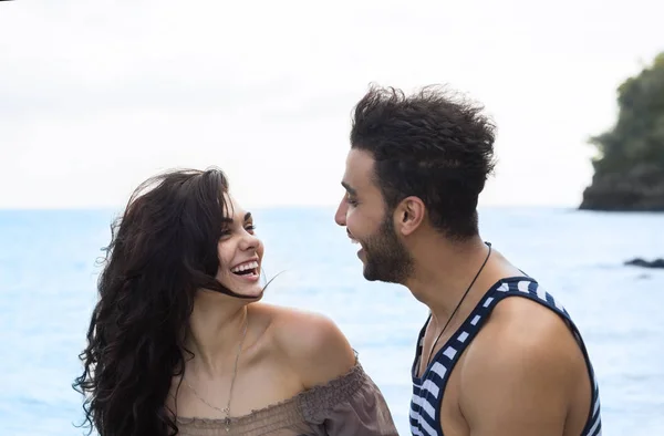 Paar im Sommerurlaub am Strand, schöne junge glückliche Menschen verliebt, Mann und Frau lächeln — Stockfoto