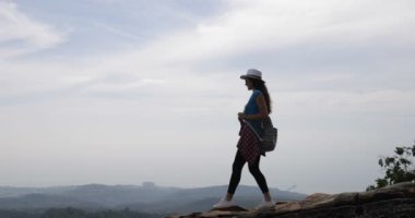 Dağın tepesinde, kadın turist alarak fotoğraf sabah peyzaj gündoğumu akıllı cep telefonu ile kız