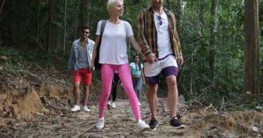 Bir grup insan orman konuşmak yürüme Hiking, turist Trekking rotası tatil sırasında takım