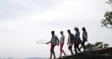 Turistler yürüyüş dağ üst Holding aksiyon kamera mutlu erkek ve kadınlara karşı güzel manzara manzarası sabah grubu