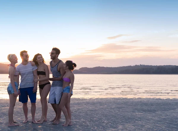 Jeunes Groupe Sur La Plage Au Coucher Du Soleil Vacances D'été, Happy Smiling Friends Walking Seaside — Photo