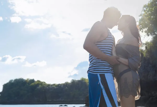 Paar glücklich lächelnd blauer Himmel Sonnenschein, schöne junge Menschen verliebt, Mann und Frau umarmen sich — Stockfoto