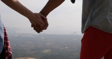 Geri dikiz turist çiftin dağ üst beklemeye yükseltilmiş eller özgürlük erkek ve kadın manzara seyir keyfini çıkarın