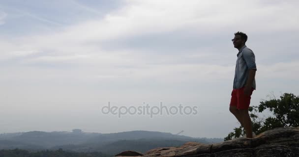 Человек на вершине горы, мужчина турист делает фото утреннего пейзажа с восходом солнца на сотовый смартфон — стоковое видео
