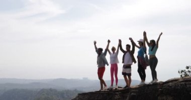 Dağ üst beklemeye yükseltilmiş eller zevk özgürlüğü mutlu erkek ve kadın manzara manzarası sabah arayan turist grup