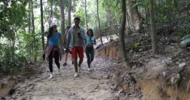 Grup orman kullanımı harita üzerinde akıllı cep telefonu, Trekking rotası takımda turistler'da insanlar yürüyüş