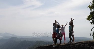 Dağın tepesinde mutlu insanlar grubu kaldırsın güzel manzara birlikte turist zevk erkekler ve kadınlar