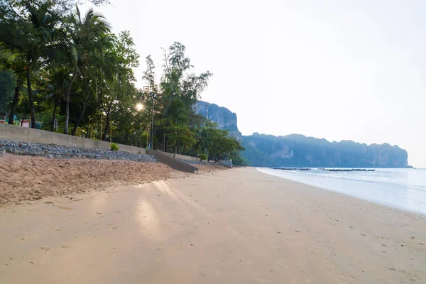 Boş tropikal plaj sahil görünümü deniz tatil hedef okyanus