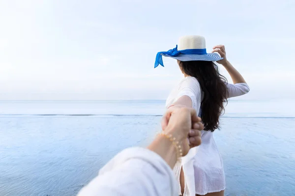 Koppel op strand zomer vakantie, mooi jong meisje Hold mannenhand mensen op zoek naar zee — Stockfoto