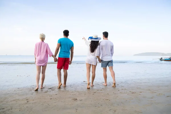 Jeunes Groupe Sur La Plage Vacances D'été, Amis Marcher Bord De Mer Retour Vue Arrière — Photo