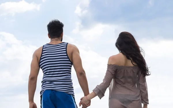 Pareja caminando vacaciones de verano, gente hermosa joven feliz hombre y mujer atrás vista trasera — Foto de Stock