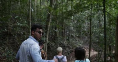 Arkadaşlar turist üzerinde grup görünümünü arka arka yürüyüş Trekking orman iz birlikte Backpackers ormanda seyahat