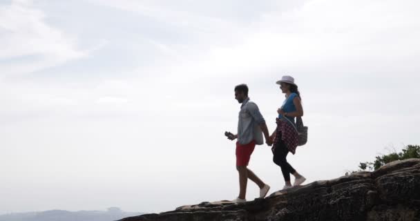 Couple de touristes prenant des photos du paysage du sommet de la montagne sur les téléphones intelligents cellulaires, les jeunes hommes et les femmes voyageurs — Video