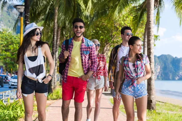 Молоді люди Група тропічні пляжі пальмові дерева друзями пішки кажучи літнього відпочинку Holiday море — стокове фото