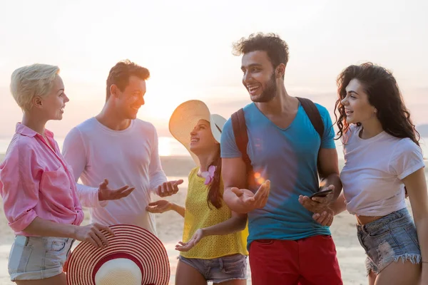 Les gens Groupe Sur La Plage Au Coucher Du Soleil Parler Heureux Sourire, Mélanger La Communication Des Touristes De Course Sur Le Bord De La Mer — Photo