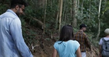 Ağaçların arasından zammı üzerinde farklı kişi Trekking orman yolu arkadaşlar macera tatile birlikte yürüyüş iletişim turist grup
