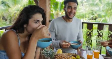 Tropik orman manzaralı terasta masaya Delicious Noodles Asya gıda, arkadaş grubu yeme insanlar