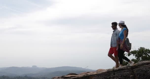 Couple De Touristes Sur La Montagne Tenez Les Mains Levées Profitez De La Liberté Homme Heureux Et Femme Regardant Le Paysage Skyline Le Matin — Video