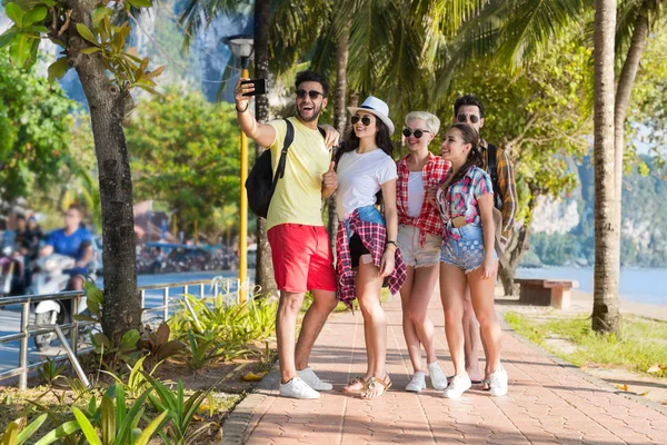 Grupy osób młodych na plaży biorąc zdjęcie Selfie na komórki inteligentny telefon letnie wakacje, szczęśliwy uśmiechający się wakacje morze znajomych — Zdjęcie stockowe