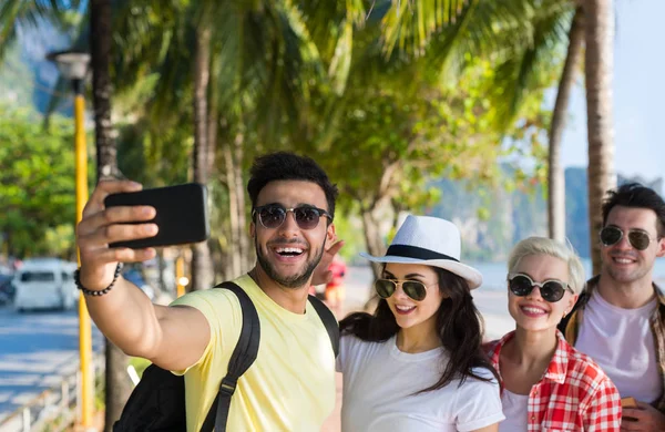 Grupy osób młodych na plaży biorąc zdjęcie Selfie na komórki inteligentny telefon letnie wakacje, szczęśliwy uśmiechający się wakacje morze znajomych — Zdjęcie stockowe