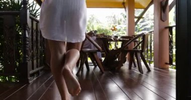 Mutlu çift Villa yaz terasında oturup kahvaltı var, İspanyol adam kız suyu gözlük tutan tabloya yürüyüş katılmak