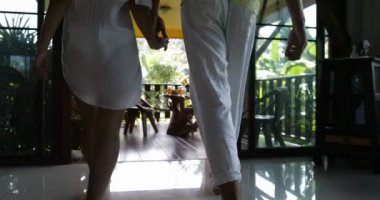 Yaz terası yürüme çift arka arka görünümü oturup tablo genç adam ve kadın kahvaltı konuşmaya sahip farklı