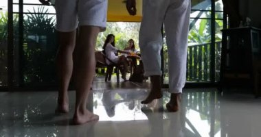 İki adam suyu, içme terasta oturan kızlar için yürüyüş dostları grubu birlikte sabah