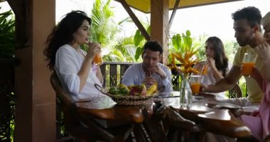 Yaz içme suyu, erkekler ve kadınlar farklı iletişim gülümseyen mutlu terasta tropikal otel oturan konuşan arkadaşlar grubu