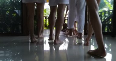 Arka arka görünümü grup insan yaz teras Mix yarış arkadaşlar iletişim otel açık havada konuşmak yürüme